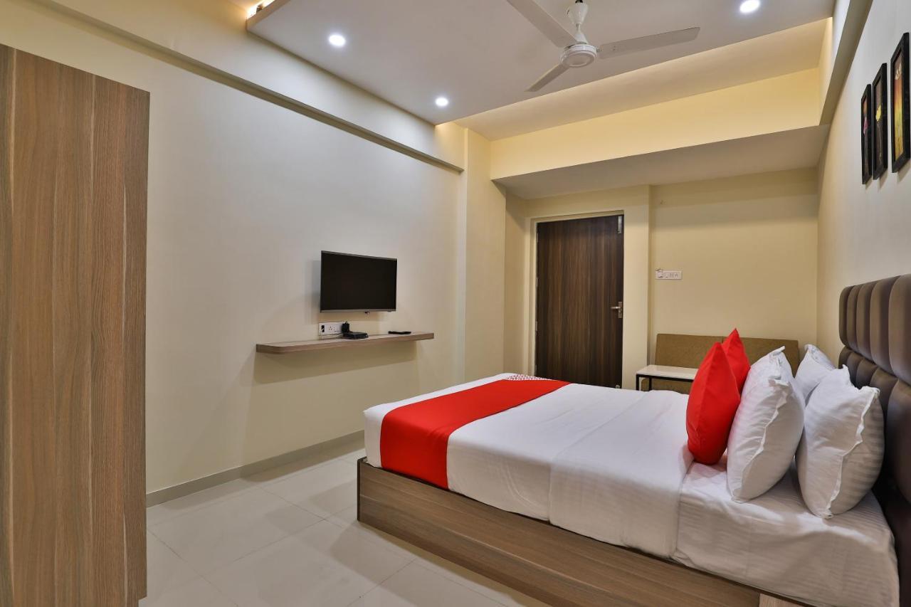 Oyo 28429 Hotel Citadel Surat Exterior foto
