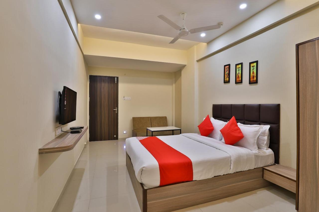 Oyo 28429 Hotel Citadel Surat Exterior foto