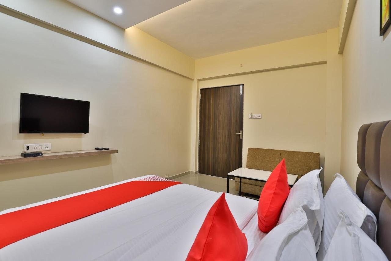 Oyo 28429 Hotel Citadel Surat Exterior foto