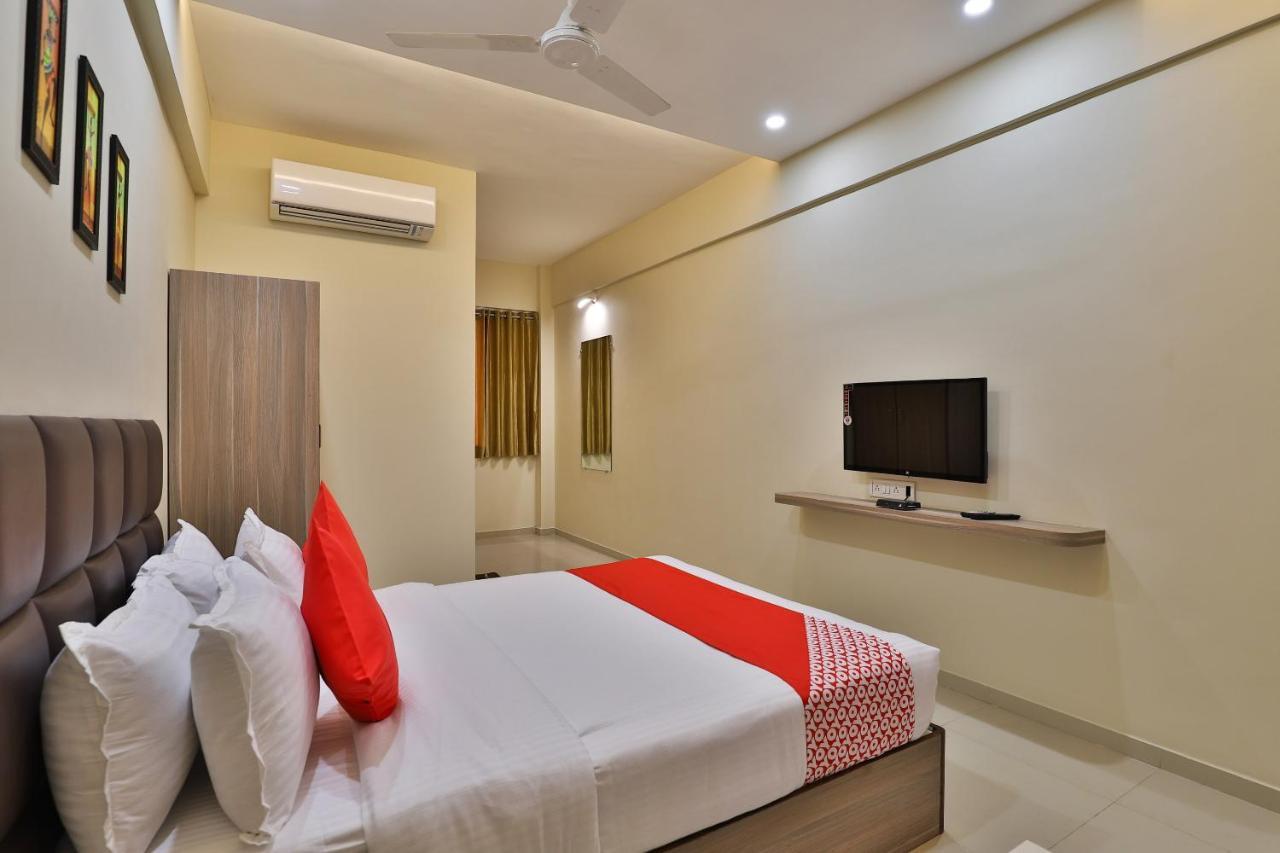 Oyo 28429 Hotel Citadel Surat Exterior foto
