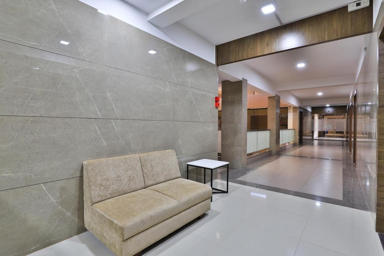 Oyo 28429 Hotel Citadel Surat Exterior foto