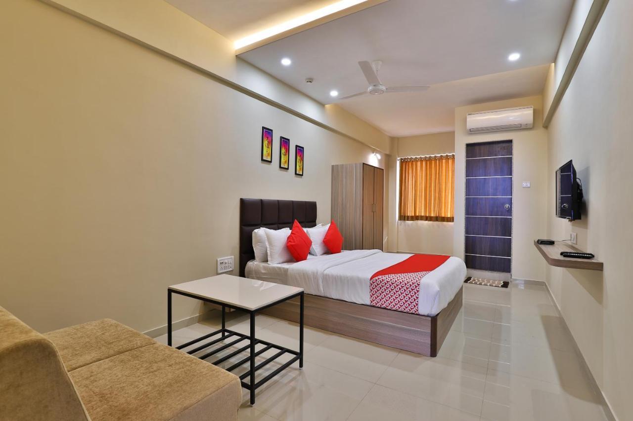 Oyo 28429 Hotel Citadel Surat Exterior foto