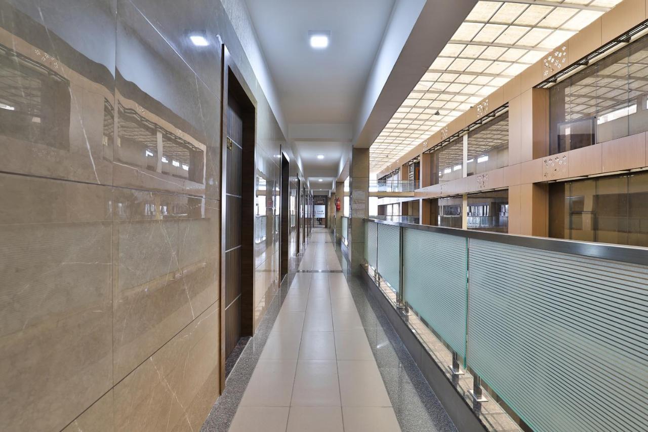 Oyo 28429 Hotel Citadel Surat Exterior foto