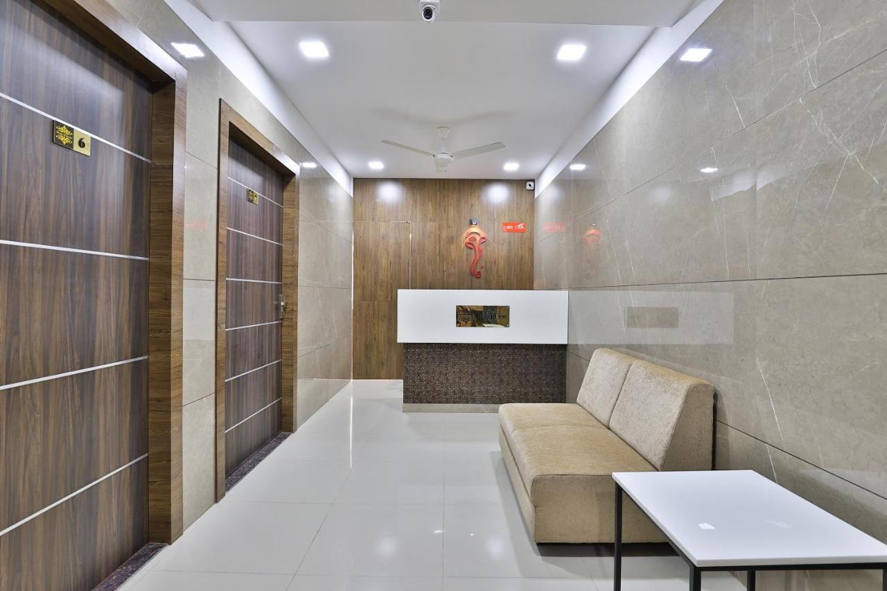 Oyo 28429 Hotel Citadel Surat Exterior foto